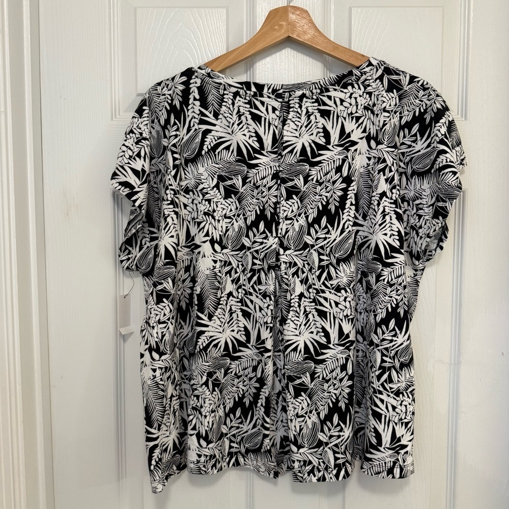 NWT T by Talbots Supersoft Jersey Pleated Back Tee in Silhouetted Flora - Picture 2 of 5